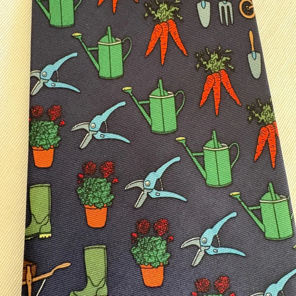 Magnificent Mouchoirs Mens Silk Tie Navy Garden Novelty Watering Can‎ Carrots